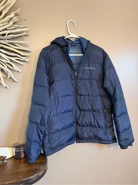 Eddie Bauer 650 down jacket in navy blue with hood